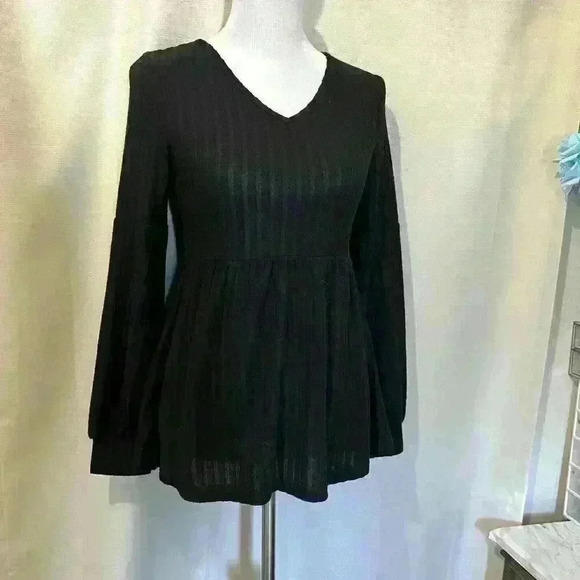 Woman’s Long Sleeve V Neck Top - Picture 3 of 6